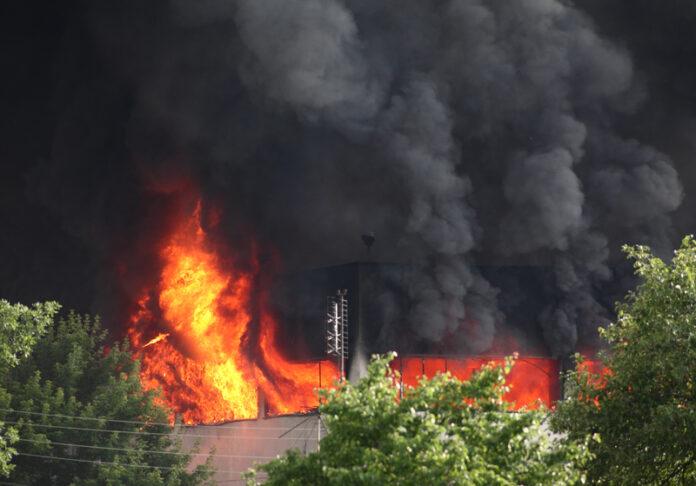 fire, industrial fire, flames, black smoke, building fire, fire scene, emergency, disaster